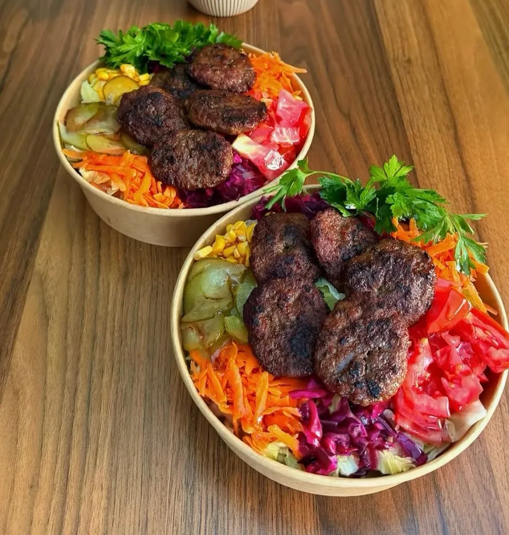 Köfteli sezar salata